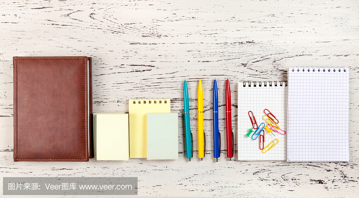 桌子與辦公用品。